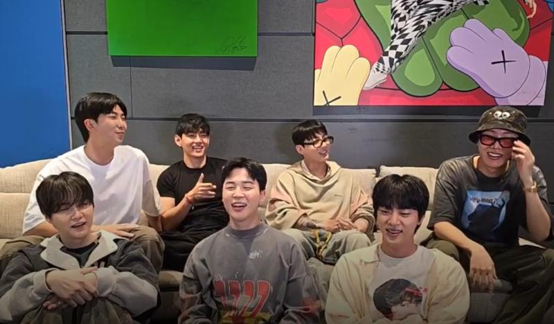 Se muestra la transmisión en vivo del 1 de julio en la plataforma Weverse, donde BTS anunció su regreso como grupo, con planes de lanzar un nuevo álbum y comenzar una gira mundial en la primavera de 2026. | Captura de pantalla en Weverse