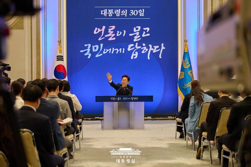 El presidente Lee Jae Myung habla durante una rueda de prensa celebrada para conmemmrar su primer mes en el cargo el 3 de julio en el antiguo complejo presidencial Cheong Wa Dae en Seúl. | Oficina presidencial