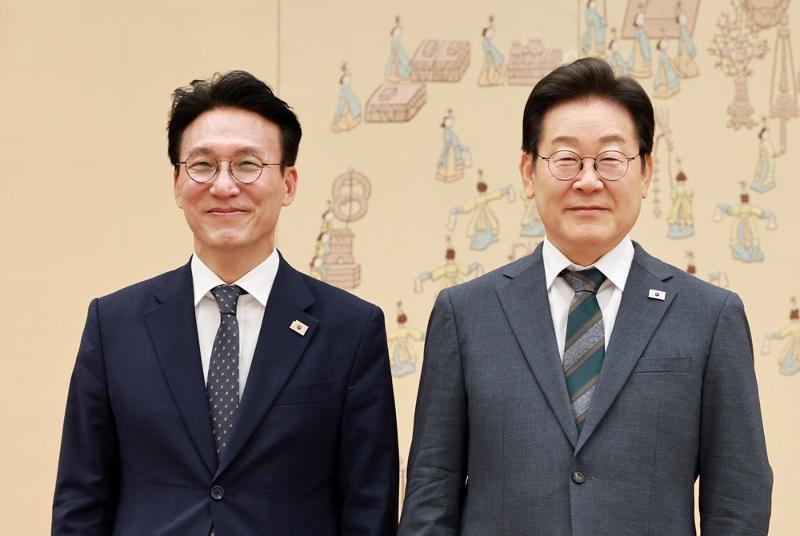 El presidente Lee Jae Myung posa con Kim Min-seok, nuevo primer ministro, tras la entrega de la carta de nombramiento durante una ceremonia celebrada el 4 de julio en la oficina presidencial en el distrito de Yongsan-gu, en Seúl. | Agencia de Noticias Yonhap