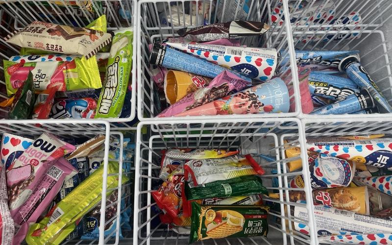 Las exportaciones de helado coreano alcanzaron un máximo histórico en el primer semestre del año. La foto muetra un congelador de helados en una tienda de conveniencia del distrito de Jung-gu, en Seúl. | Kim Seon Ah