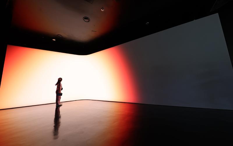 Un juego de luces en la exposición ‘Love Chapter’.