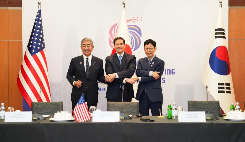 Park Yoon-joo (derecha), primer viceministro de Asuntos Exteriores de Corea, posa para una foto grupal con el secretario de Estado de Estados Unidos, UU., Marco Rubio (centro), y el ministro de Asuntos Exteriores de Japón, Takeshi Iwaya, antes del comenzar la reunión trilateral, el 11 de julio, en el Centro de Convenciones de Kuala Lumpur, Malasia. | Ministerio de Asuntos Exteriores de Corea