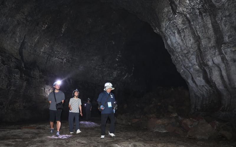Unos participantes del segundo programa de expedición recorren la cueva Gimnyeonggul con guía el 9 de julio.