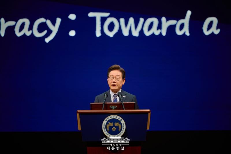 El presidente Lee Jae Myung habla el 10 de julio durante la tercera reunión con sus secretarios y asesores principales en la oficina presidencial, ubicada en el distrito de Yongsan-gu, Seúl. | Oficina presidencial
