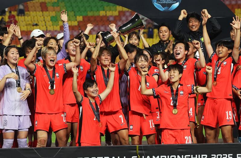 La selección femenina de fútbol de Corea celebra tras ganar el Campeonato de Fútbol E-1 de la Federación de Fútbol de Asia del Este (EAFF, por sus siglas en inglés), el 16 de julio, en el Estadio de la Copa Mundial de Suwon, en Suwon, provincia de Gyeonggi-do. | Agencia de Noticias Yonhap