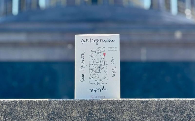 La poeta coreana Kim Hyesoon ha ganado el Premio Internacional de Literatura 2024 que otorga el Haus der Kulturen der Welt, o Casa de las Culturas del Mundo (HKW, por sus siglas en alemán) de Alemania por su poemario Autobiografía de la muerte. En la imagen, la edición en alemán del libro. | Sitio web oficial del HKW