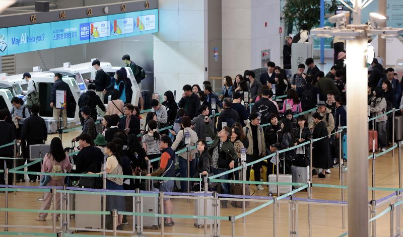 El número de pasajeros que utilizaron el Aeropuerto Internacional de Incheon durante el primer semestre del año alcanzó un récord de 36,36 millones. En la foto, tomada el 1 de mayo, se muestran a los viajeros realizando la cola para facturar, en la Terminal 1 del aeropuerto. | Agencia de Noticias Yonhap t