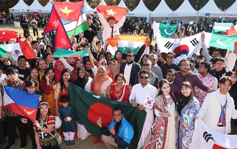 Estudiantes de intercambio originarios de distintos países se toman una foto vestidos con los trajes típicos de sus respectivos países, el 7 de noviembre de 2024, en el Día Internacional de Ajou, un evento celebrado por la Universidad de Ajou, en Suwon, provincia de Gyeonggi-do. | Agencia de Noticias Yonhap