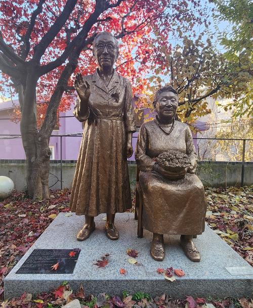 Se muestra la estatua en memoria de las 'mujeres de consuelo' del ejército japonés en el Museo de la Guerra y los Derechos Humanos de las Mujeres, en el distrito de Mapo-gu, Seúl.