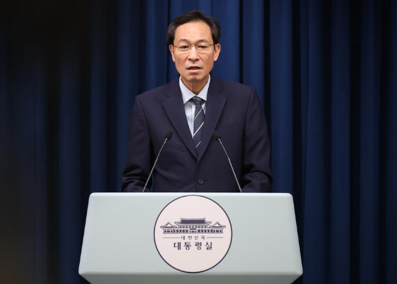 Woo Sang-ho, secretario presidencial principal para asuntos políticos, ofrece una rueda de prensa el 28 de julio en la oficina presidencial sobre la celebración de una ceremonia de investidura ciudadana del presidente Lee Jae Myung, prevista para el 15 de agosto. | Agencia de Noticias Yonhap