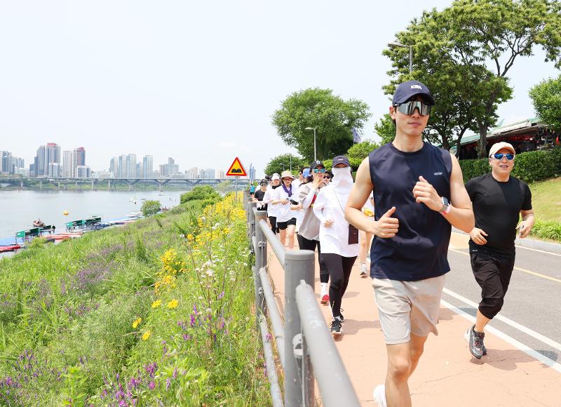 Los particiapntes del 'MY PACE Hangang Triathlon Festival', organizado por el Gobierno Metropolitano de Seúl, corren junto al río Hangang en el parque Ttukseom del río Hangang, el 30 de mayo. | Lee Jeong Woo