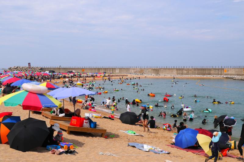 El 31 de julio, numerosos visitantes disfrutan del verano en la playa Deungdae, ubicada en la ciudad costera de Sokcho, en la provincia de Gangwon-do.