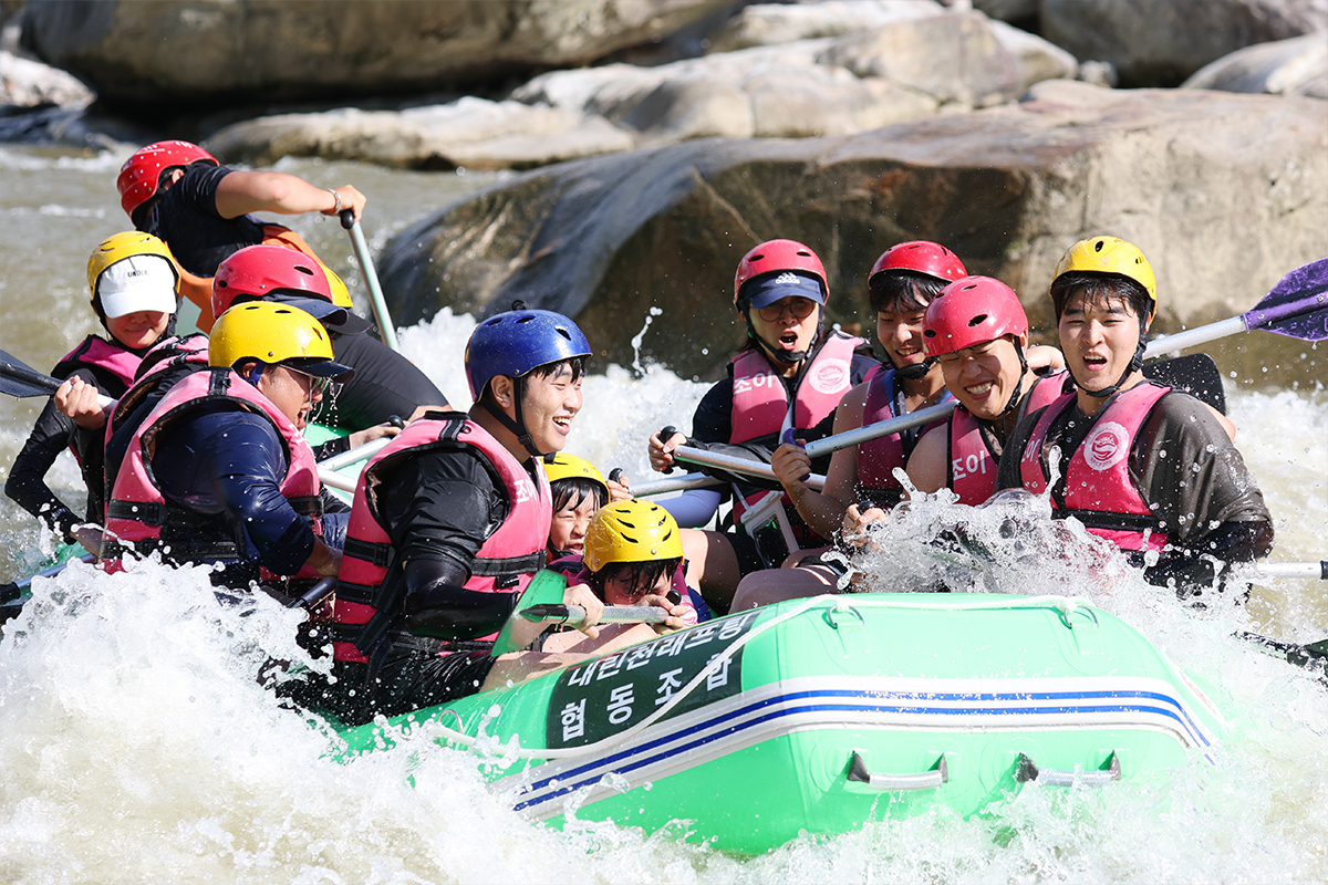 Unos turistas disfrutan del canotaje, el 8 de agosto, en el arroyo Naerincheon, condado de Inje-gun, provincia de Gangwon-do.