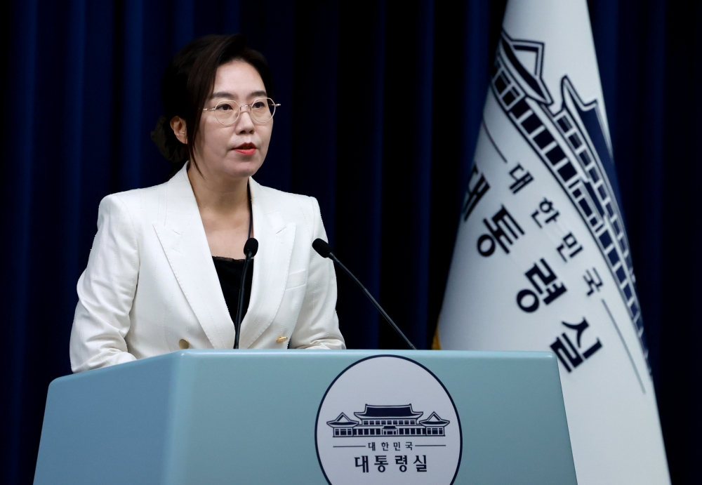 La portavoz presidencial Kang Yu-jung ofrece una rueda de prensa, el 12 de agosto, en la oficina presidencial, en Seúl, sobre la cumbre bilateral con Estados Unidos prevista para el 25 de agosto. | Agencia de Noticias Yonhap