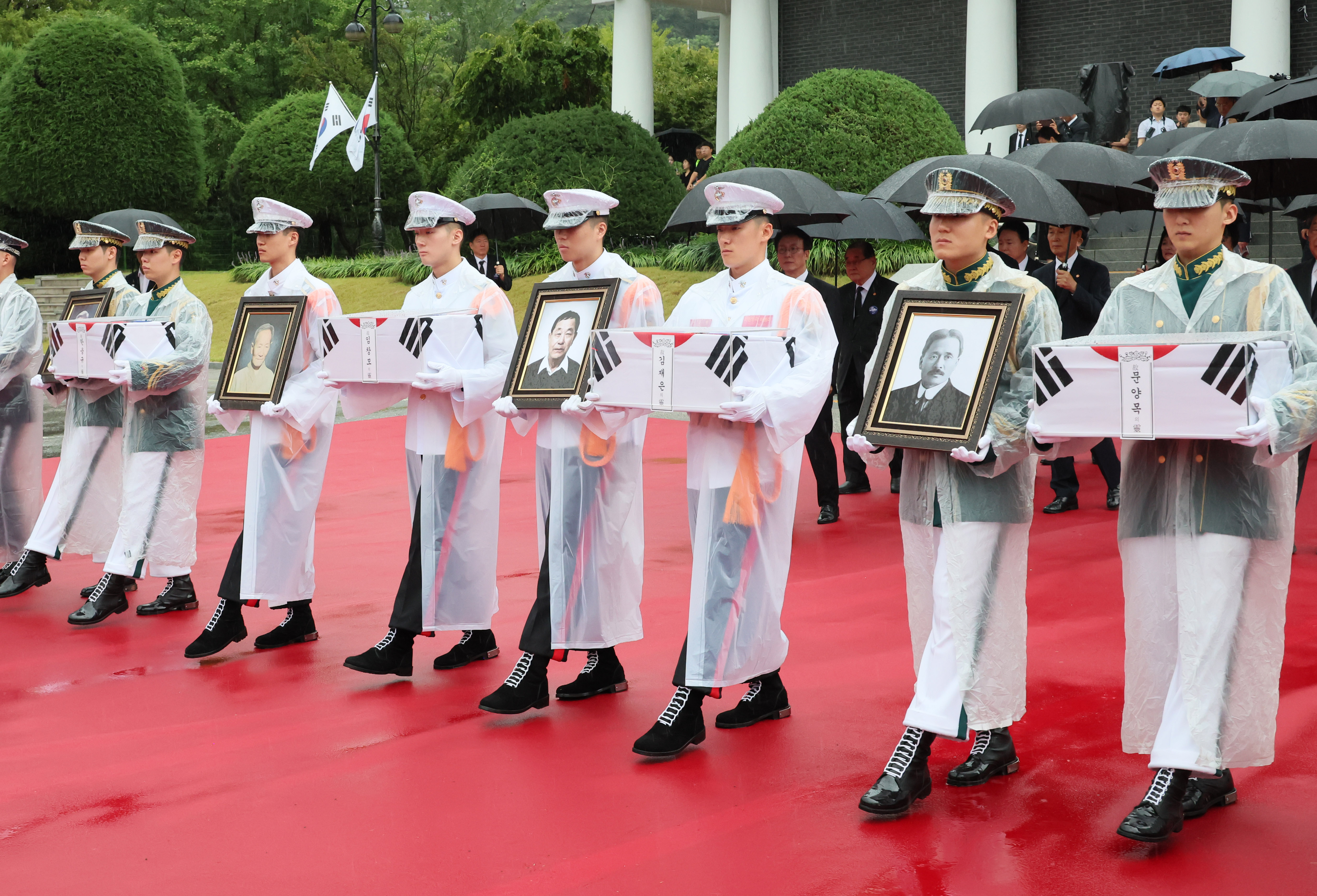 Unos soldados trasladan los restos de activistas independentistas durante una ceremonia de repatriación celebrada el 13 de agosto, en el salón Hyeonchunggwan del Cementerio Nacional de Seúl, en el distrito de Dongjak-gu. 