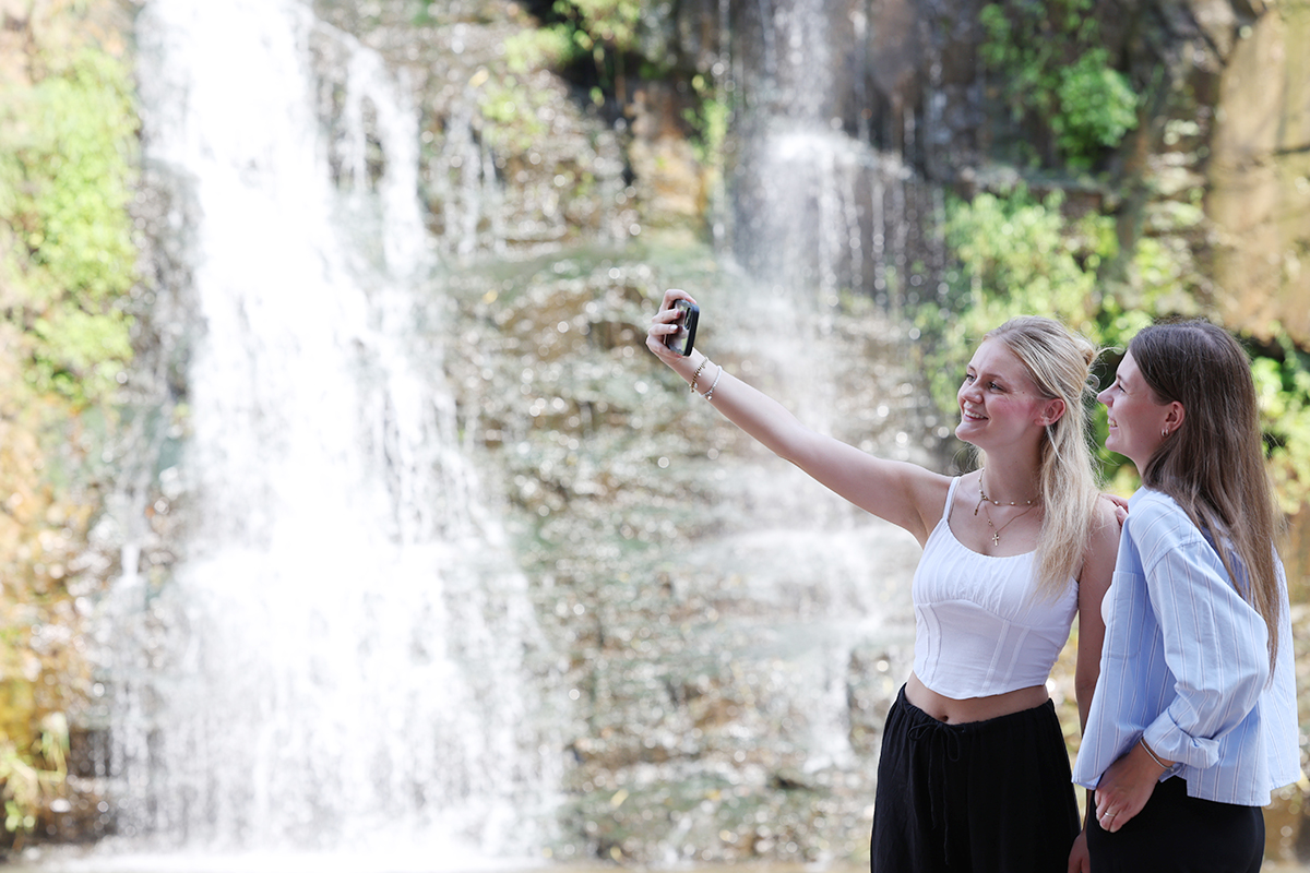 Dos turistas se toman una selfie frente a la cascada de Hongje, en el distrito de Seodaemun de Seúl, el 21 de agosto, en un día en que la mayoría de las regiones del país se encontraban bajo alerta por ola de calor.