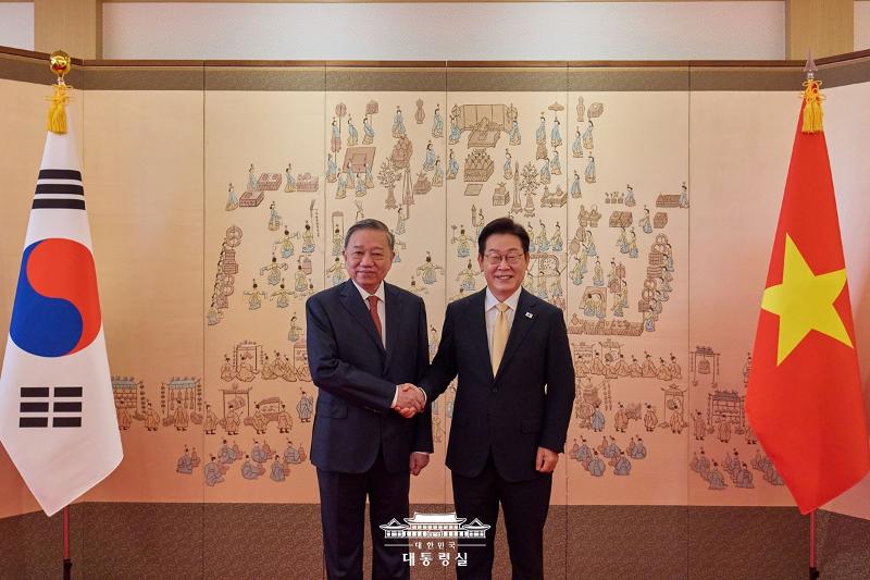 El presidente Lee Jae Myung (dcha.), y el secretario general del Partido Comunista de Vietnam, To Lam, posan para una foto durante su cumbre, el 11 de agosto, en la oficina presidencial coreana en el distrito de Yongsan-gu, Seúl. | Oficina presidencial de Corea