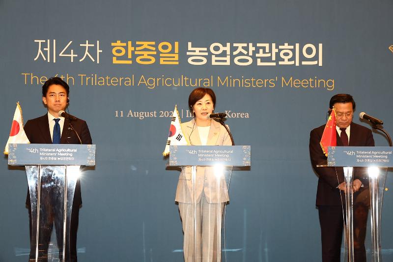 La ministra de Agricultura, Alimentación y Asuntos Rurales de Corea, Song Mi-ryung (centro), ofrece una rueda de prensa conjunta con el ministro de Agricultura, Silvicultura y Pesca de Japón, Shinjiro Koizumi (izda.), y el ministro de Agricultura y Asuntos Rurales de China, Han Jun, para presentar los resultados de su cumbre trilateral, el 11 de agosto, en el Hotel Paradise de Incheon. | Ministerio de Agricultura, Alimentación y Asuntos Rurales