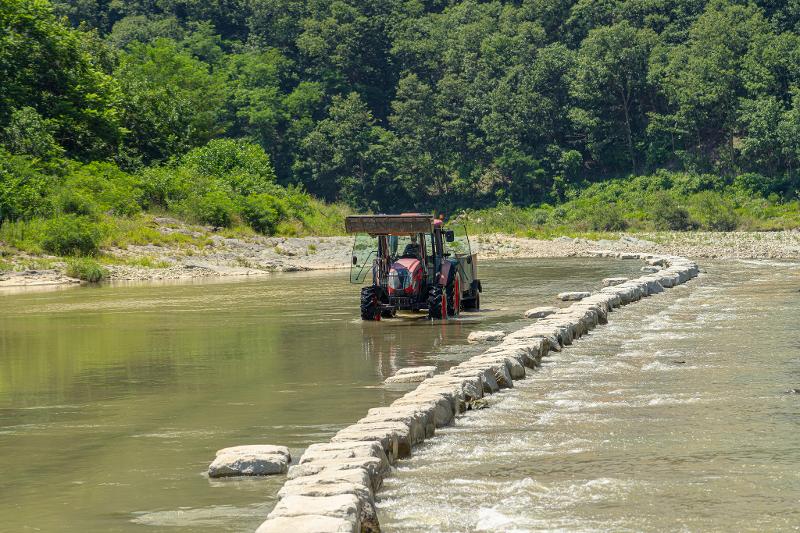 Un tractor recibe a los visitantes en la aldea Menge, en Andong, provincia de Gyeongsangbuk-do, conocida por ser el lugar de producción del primer soju de trigo de Corea.