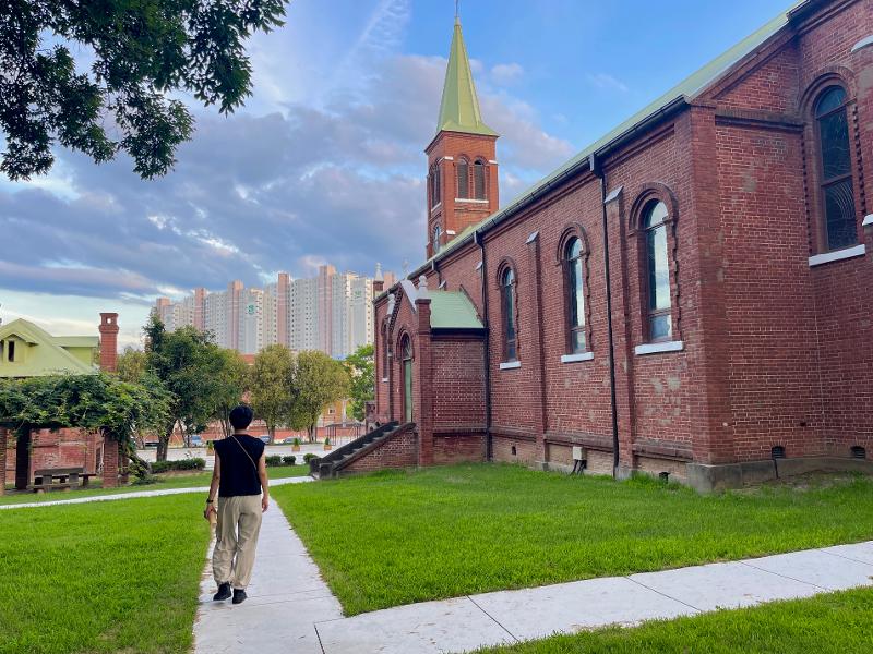 Un joven camina junto a la antigua catedral de la Abadía de Waegwan de la Orden de San Benito, en el condado de Chilgok, provincia de Gyeongsangbuk-do.