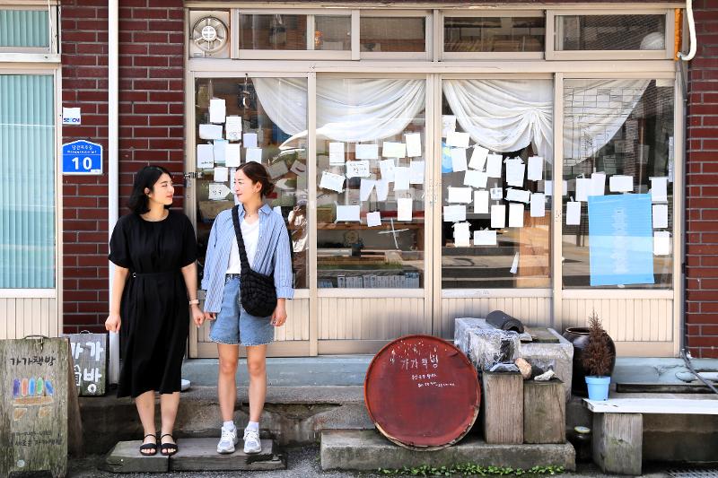Dos hermanas visitan la librería Gaga en Gongju, provincia de Chungcheongnam-do, un espacio diminuto y sin personal que se accede mediante contraseña.
