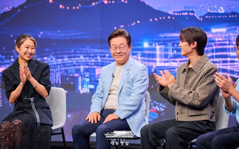 El presidente Lee Jae Myung (centro) sonríe durante la grabación del programa 'K-Pop: The Next Chapter', el 20 de agosto, en Arirang TV, en Seúl. | Oficina presidencial