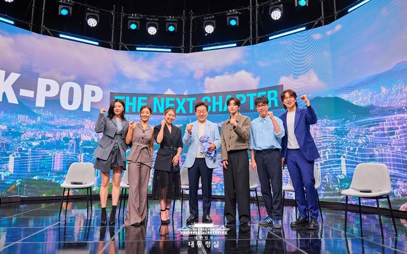 El presidente Lee Jae Myung (cuarto desde la izquierda) posa para una foto con los invitados del programa 'K-Pop: The Next Chapter', emitido por Arirang TV, el 20 de agosto en Seúl. De izquierda a derecha: Jeongyeon y Jihyo, integrantes de TWICE, Maggie Kang, creadora de la película animada 'Las guerreras K-pop', el presidente Lee, el productor y DJ R.Tee, el crítico Kim Young-dae y el conductor Jang Sung-kyu. 