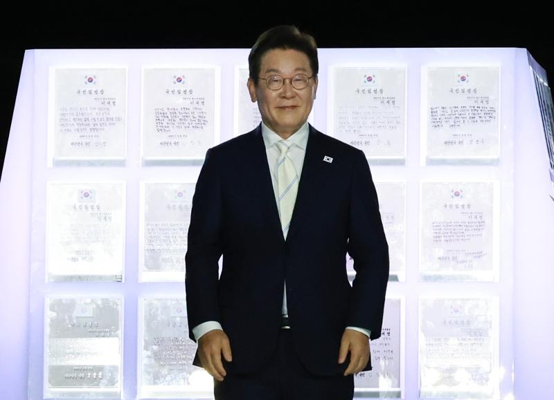 El presidente Lee Jae Myung posa durante la 'Ceremonia de Nombramiento del Pueblo', en donde recibió cartas de nombramiento por parte de los 80 ciudadanos, realizada el 15 de agosto en la plaza Gwanghwamun, en el distrito Jongno-gu de Seúl. | Agencia de Noticias Yonhap 