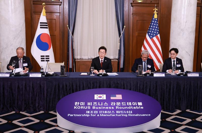 El presidente coreano, Lee Jae Myung (centro), asiste a una mesa redonda entre ejecutivos de empresas y altos funcionarios de Corea del Sur y EE. UU., el 25 de agosto de 2025 (hora local), en un hotel en Washington D. C., Estados Unidos. 
