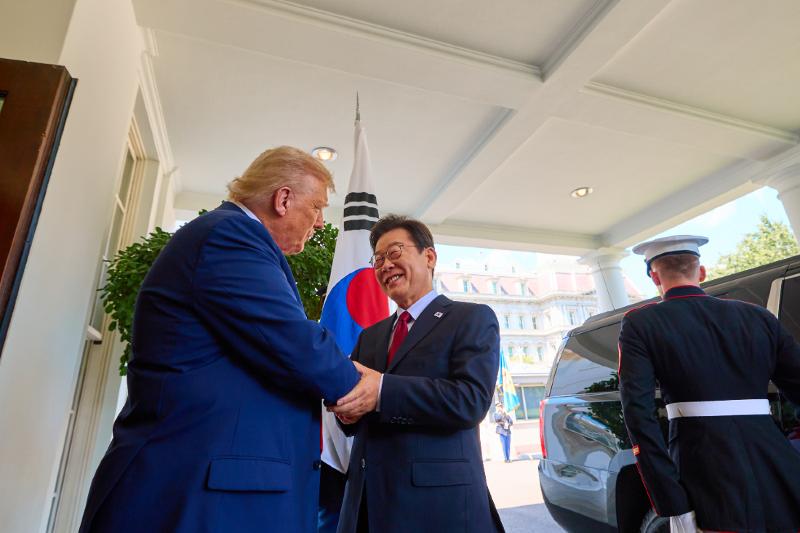 El presidente Lee Jae Myung (segundo desde la izquierda) es recibido por el presidente estadounidense Donald Trump, el 25 de agosto (hora local), en la Casa Blanca, en Washington. | Agencia de Noticias Yonhap