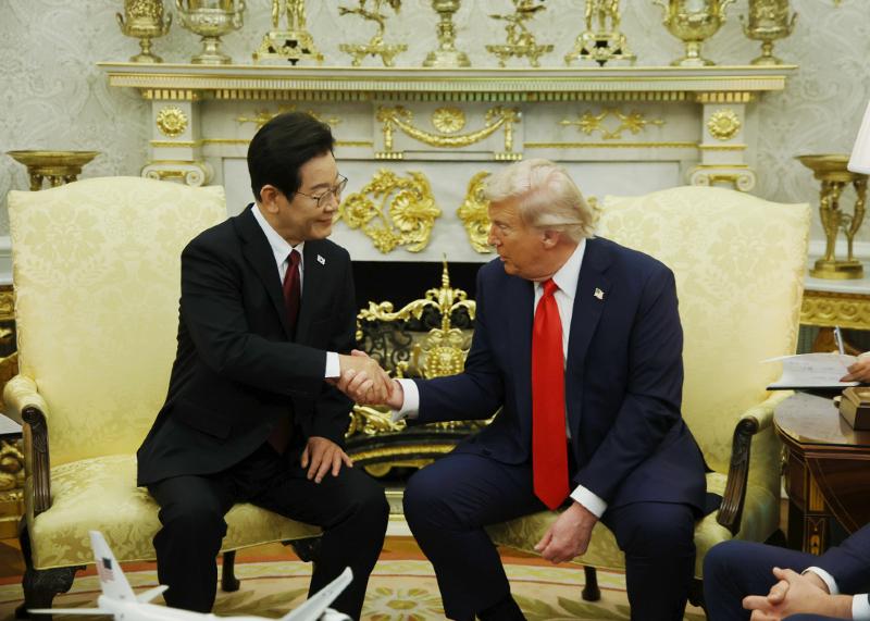 El presidente Lee Jae Myung (izda.) y el presidente Donald Trump se estrechan la mano durante su cumbre bilateral, el 25 de agosto (hora local) en la Casa Blanca, en Washington D.C., Estados Unidos.