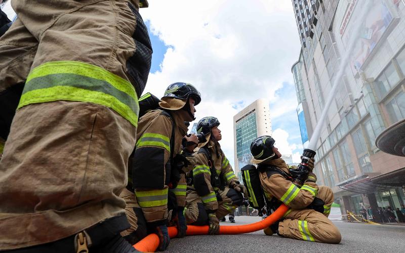 Unos bomberos participan en un simulacro de incendio, el 19 de agosto, en el hotel Lotte, en el distrito de Jung-gu de Seúl, junto con agencias relacionadas y en coordinación con el ejercicio militar conjunto Ulchi Freedom Shield con Estados Unidos, para reforzar las capacidades de defensa integrada. | Agencia de Noticias Yonhap
