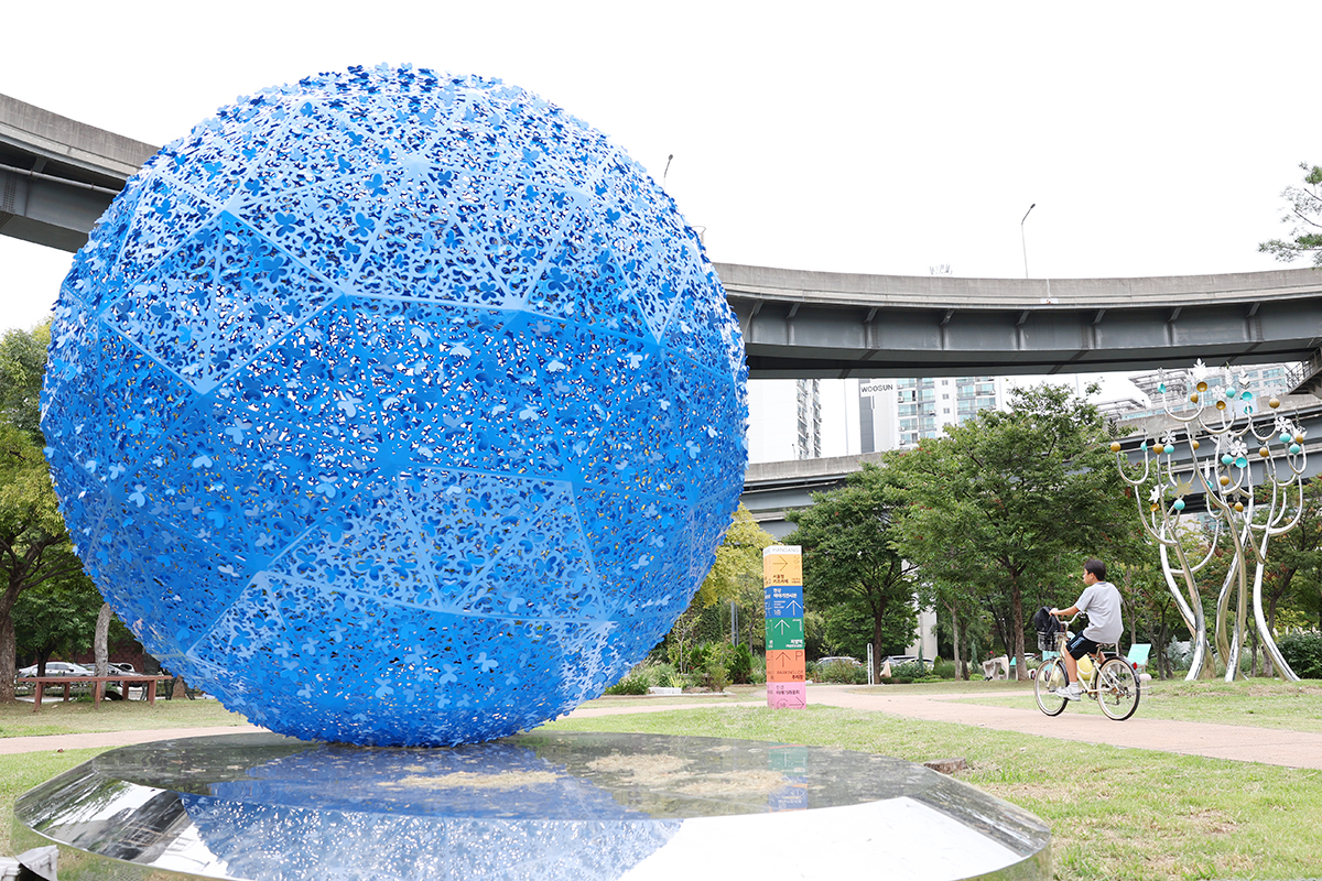 Se muestra una de las obras exhibidas en el Festival de Escultura de Seúl, el 12 de septiembre, en el Parque del Río Hangang de Ttukseom, en el distrito de Gwangjin-gu, Seúl.
