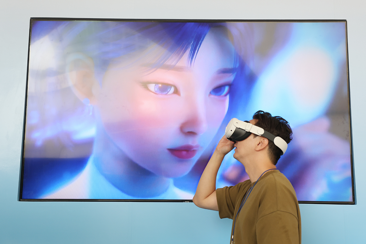 Un visitante experimenta un concierto de una ídolo virtual de K-pop mediante realidad virtual (RV) en la feria Entertech Seoul 2025, celebrada el 19 de septiembre en el Plaza del Diseño de Dongdaemun (DDP, por sus siglas en inglés) en Seúl. El evento, que reúne a empresas de entretenimiento nacionales e internacionales junto con startups innovadoras, presenta las últimas tecnologías en K-pop, realidad extendida (XR), ídolos virtuales y videojuegos. La feria estará abierta al público hasta el 21 de septiembre.  