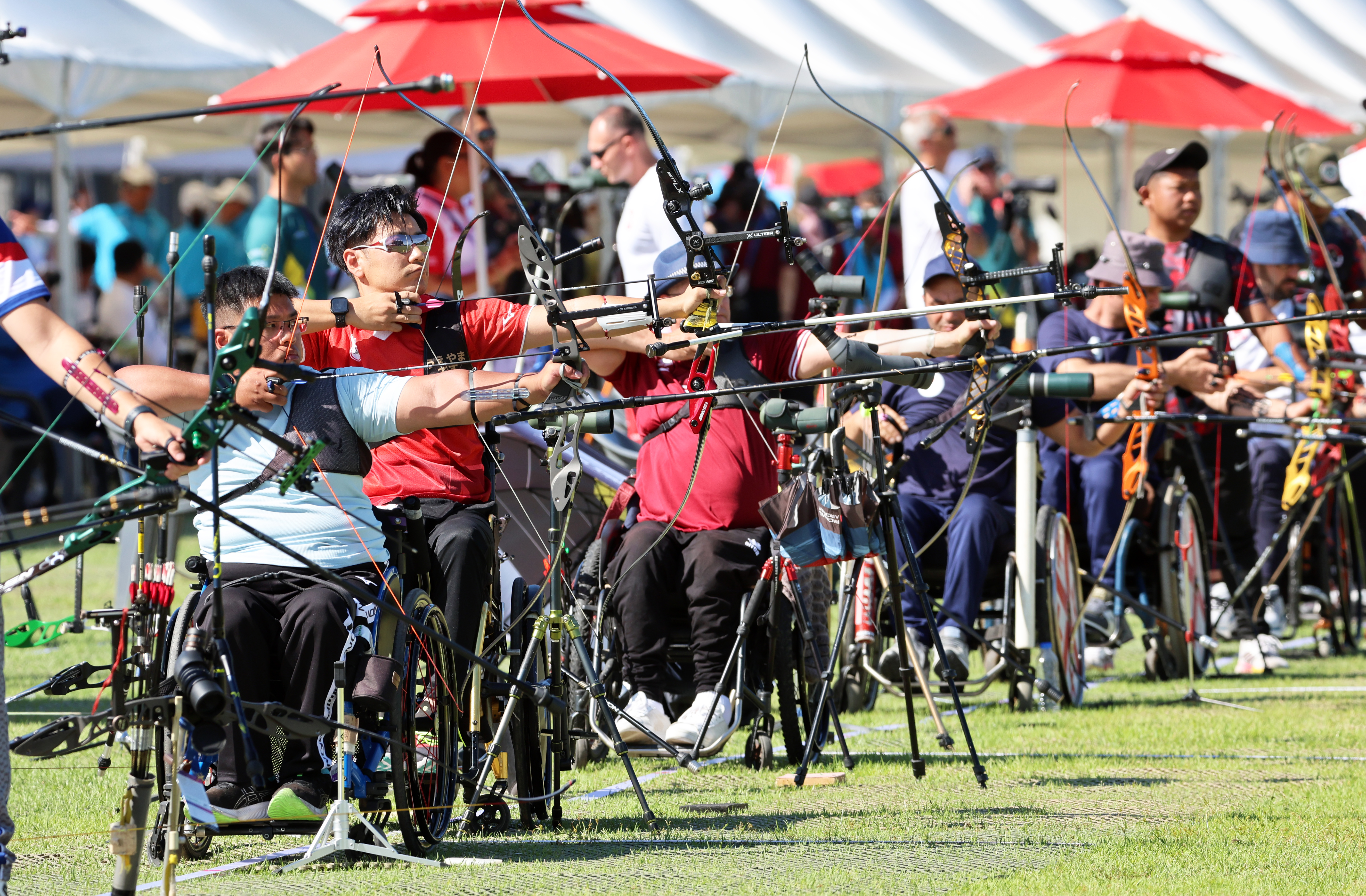 Los arqueros de la modalidad recurvo de distintos países participan en la sesión oficial de entrenamiento, el 22 de septiembre, día de la inauguración del Campeonato Mundial de Para Tiro con Arco 2025, en el Campo Internacional de Arquería de Gwangju, en el distrito de Nam-gu, en Gwangju.