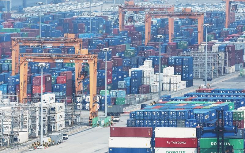 La foto, tomada el 7 de agosto, muestra contenedores apilados en el puerto de Pyeongtaek, en la ciudad homónima, provincia de Gyeonggi-do. | Agencia de Noticias Yonhap 