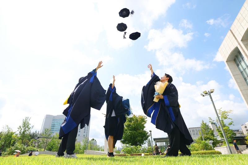 La foto, tomada, el 29 de agosto de 2025, muestra a unos estudiantes celebrando su graduación, en el campus de la Universidad Yonsei en el distrito de Seodaemun-gu, en Seúl.