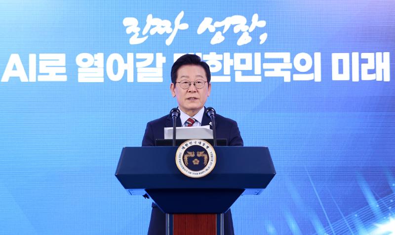 El presidente Lee Jae Myung pronuncia un discurso durante la ceremonia de inauguración del Comité Nacional de Estrategia de Inteligencia Artificial, celebrada el 8 de septiembre en la plaza de Seúl, en el distrito de Jung-gu de la capital. | Agencia de Noticias Yonhap 