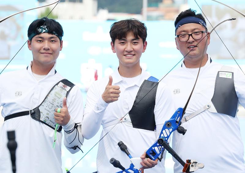 El equipo nacional masculino de arco recurvo, formado por Lee Woo Seok, Kim Je Deok y Kim Woojin, posa tras coronarse campeón en el Mundial de Tiro con Arco celebrado, el 10 de septiembre, en la Plaza de la Democracia del 18 de Mayo, en Gwangju. | Agencia de Noticias Yonhap