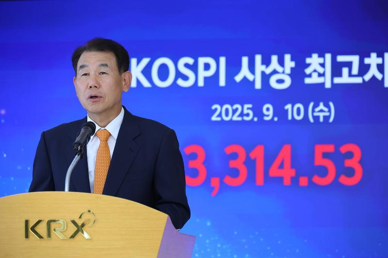 Jeong Eun-bo, presidente y director ejecutivo de la Bolsa de Corea, pronuncia un discurso el 10 de septiembre en la sede de la bolsa, en el distrito de Nam-gu en Busan, después de que el Índice Compuesto de Precio Bursátil de Corea (KOSPI, por su acrónimo en inglés) cerrara en un máximo histórico de 3.314,53 puntos, un 1,67 por ciento más que el día anterior y superando el récord previo de 3.305,21 del 6 de julio de 2021. | Agencia de Noticias Yonhap