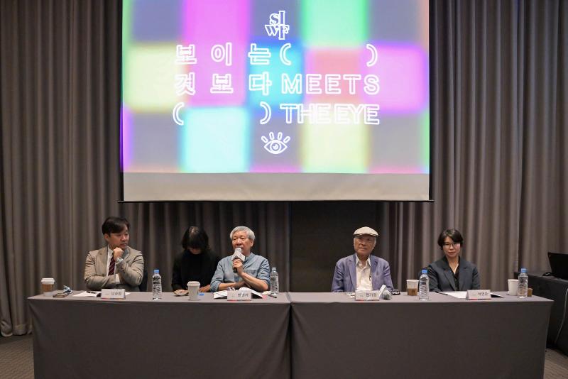 El Festival Internacional de Escritores de Seúl ha comenzado el 12 de septiembre. La foto muestra una rueda de prensa celebrada el 11 de septiembre en el hotel Fraser Place Namdaemun, en el distrito de Jung-gu de Seúl. De izquierda a derecha: Nam Seung-won, miembro del comité organizador; el escritor chino Yan Lianke; el escritor Hyun Ki Young; y Nam Yeon-joon, también miembro del comité.