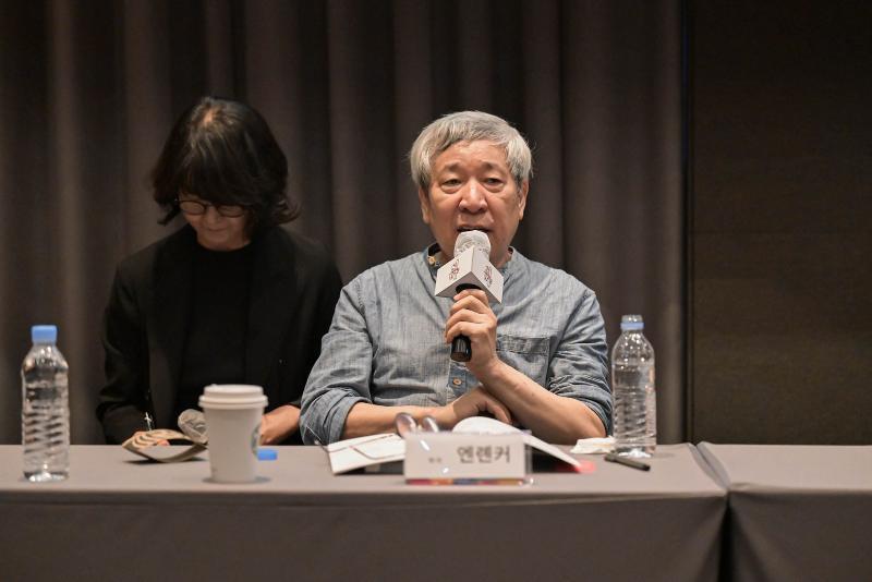 El escritor chino Yan Lianke (derecha) responde preguntas durante la rueda de prensa celebrada el 11 de septiembre en el hotel Fraser Place Namdaemun, en el distrito de Jung-gu de Seúl. 