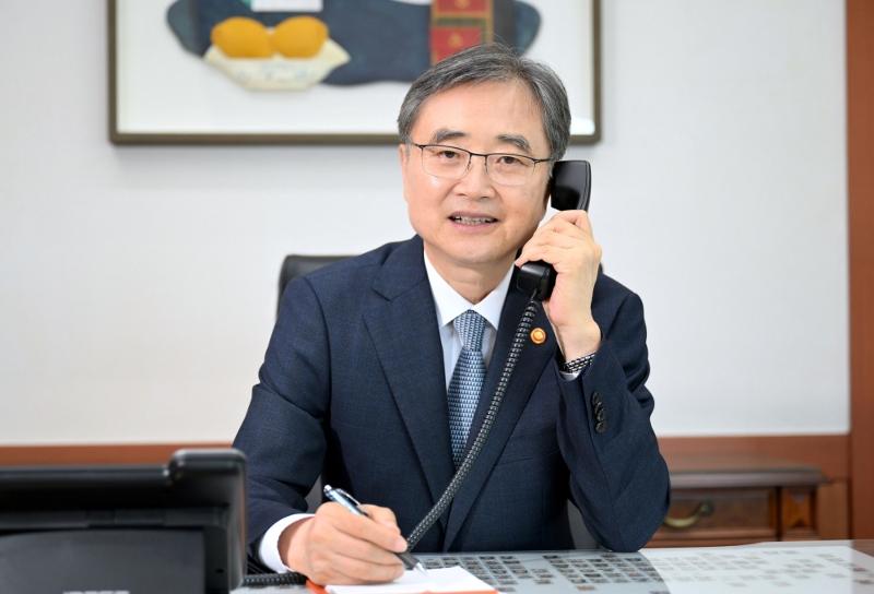 El ministro de Asuntos Exteriores de Corea, Cho Hyun, conversa por teléfono, el 18 de septiembre, en su oficina en Seúl con la ministra de Asuntos Exteriores y Expatriados de Palestina, Varsen Aghabekian Shahin. | Ministerio de Asuntos Exteriores de Corea