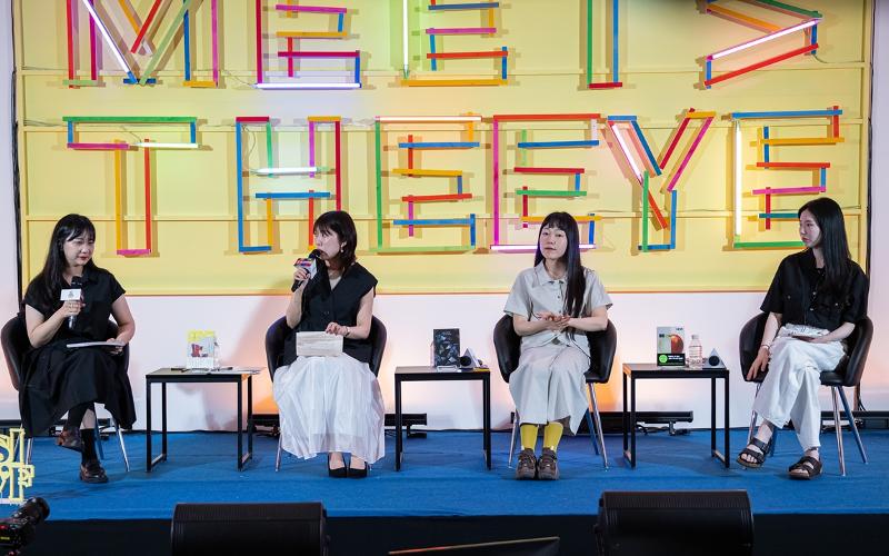 El 14 de octubre, en el Festival Internacional de Escritores de Seúl celebrado en Ground Seoul, en Jongno-gu, Seúl, la moderadora y las escritoras participaron en una sesión de preguntas y respuestas sobre el tema ‘Escritoras en conversación: Literatura escrita con el pulgar’. De izquierda a derecha: la moderadora Kim Yeondeok, la poeta Yumi Fuzuki, la escritora Woo Dayoung y la escritora Sung Haena. | Instituto de Traducción de Literatura de Corea (LTI Korea)