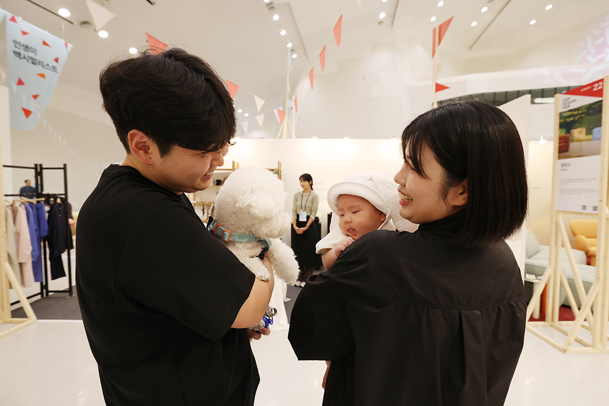 Una familia comparte un momento con su perro en la Plaza del Diseño de Dongdaemun, en el distrito de Jung-gu en Seúl, el 15 de octubre, Día de la Declaración Universal de los Derechos de los Animales.'