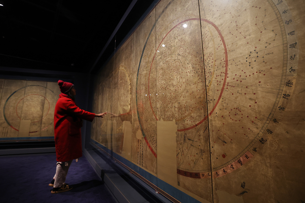 Un visitante observa dos mapas astronómicos de la dinastía Joseon (1392–1910) en la exposición “A Star is Reborn” del Museo Folclórico Nacional de Corea, ubicado en el distrito de Jongno-gu, en Seúl.