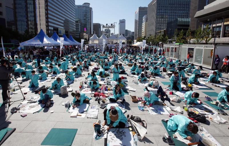 Para conmemorar el 579º Día del Hangul, se celebrarán diversos actos conmemorativos en todo el país del 9 al 18 de octubre. La imagen corresponde a una escena del acto del Día del Hangul celebrado en la plaza Gwanghwamun, Seúl. | DB de Korea.net