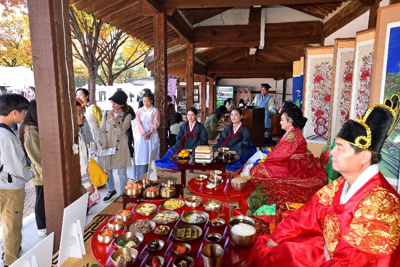 El 18 de octubre se celebrará en el palacio Unhyeongung, situado en Jongno-gu, Seúl, un evento donde los visitantes podrán degustar y experimentar los platos festivos y estacionales que disfrutaban la familia real y la nobleza durante la dinastía Joseon. En la imagen, una recreación de la mesa real del rey.