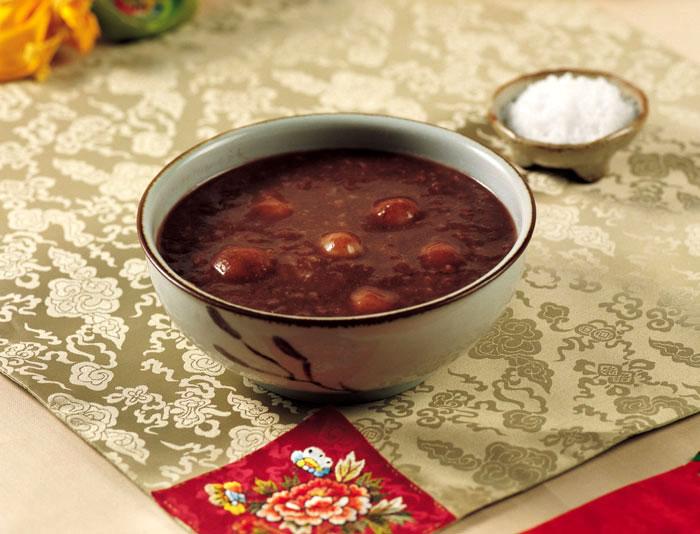 Patjuk, gachas tradicionales para Dongji, elaboradas con frijoles rojos y bolitas de pastel de arroz, que se creía ahuyentaban a los malos espíritus.