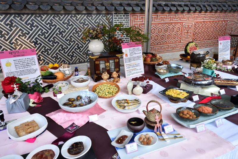 El 18 de octubre, el festival de gastronomía tradicional que se celebra en el palacio Unhyeongung, en Jongno-gu, Seúl, presentará también una exposición donde los visitantes podrán conocer los ingredientes adecuados a cada constitución según la medicina Sasang y los hábitos alimentarios de la era Joseon. En la foto, exhibición de alimentos beneficiosos clasificados por constitución Sasang.